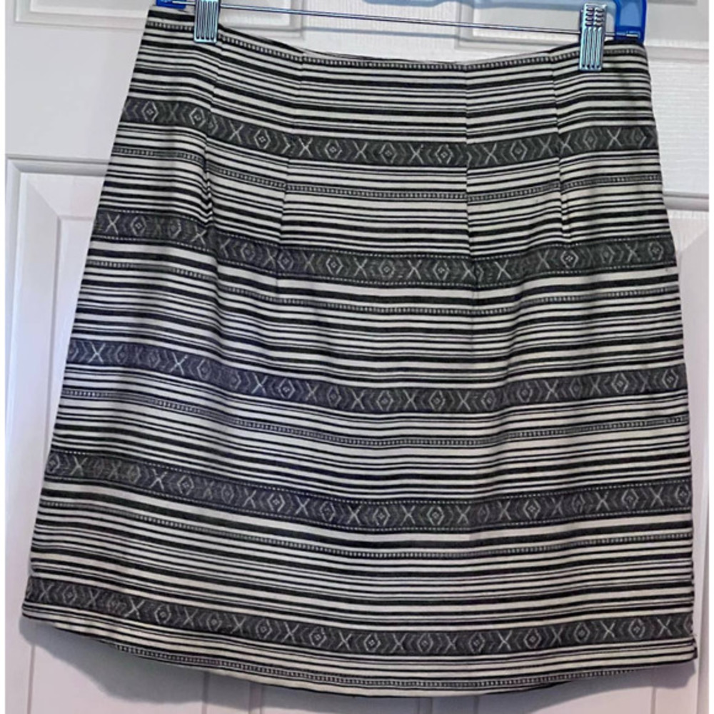 Emmelee Women's Gray Cream Mini Skirt Size M 17 1/2" Long x 14" Waist